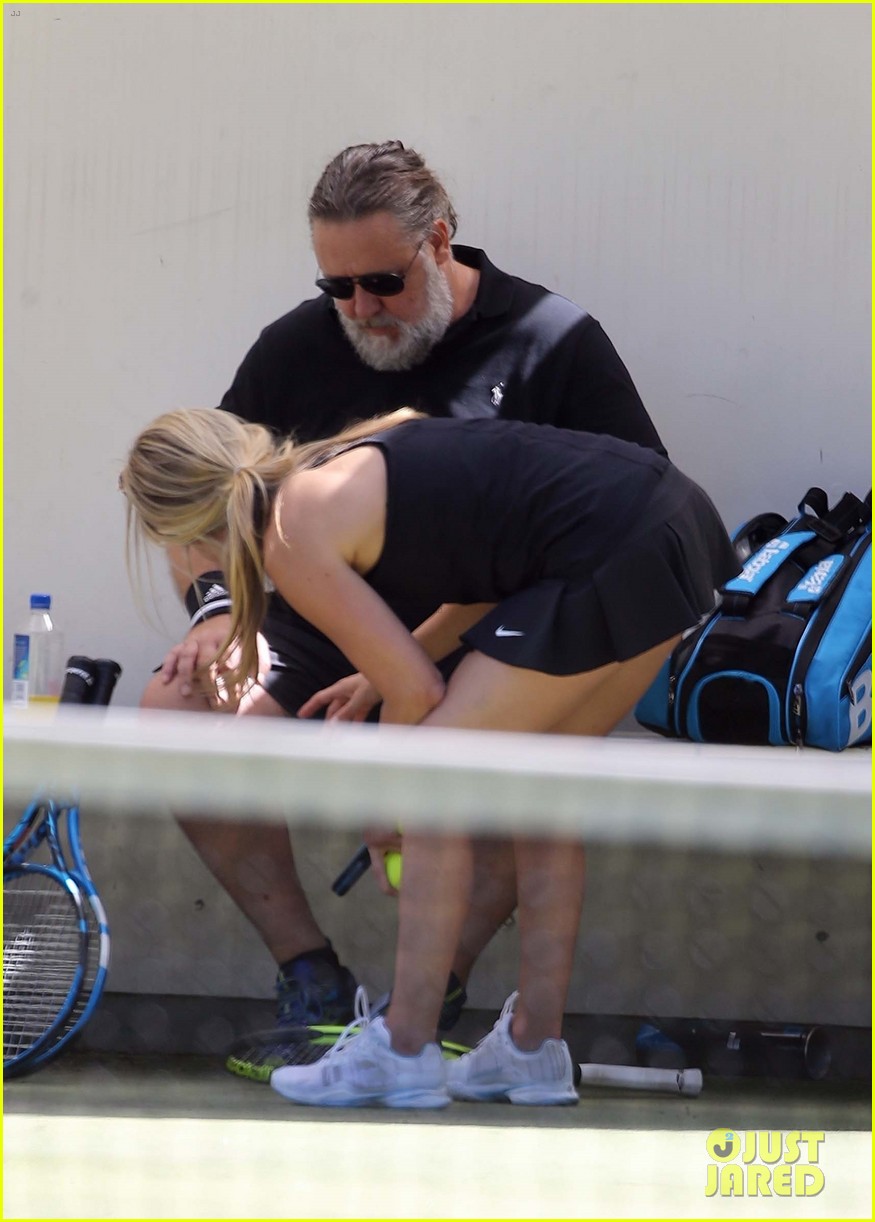 russell crowe kisses britney theriot 76