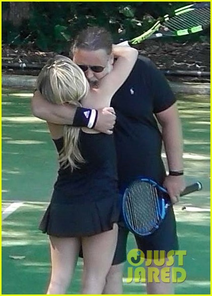 russell crowe kisses britney theriot 794499749
