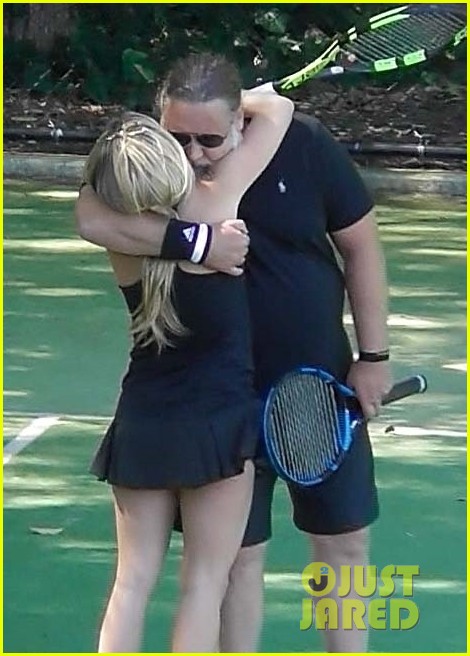 russell crowe kisses britney theriot 814499751