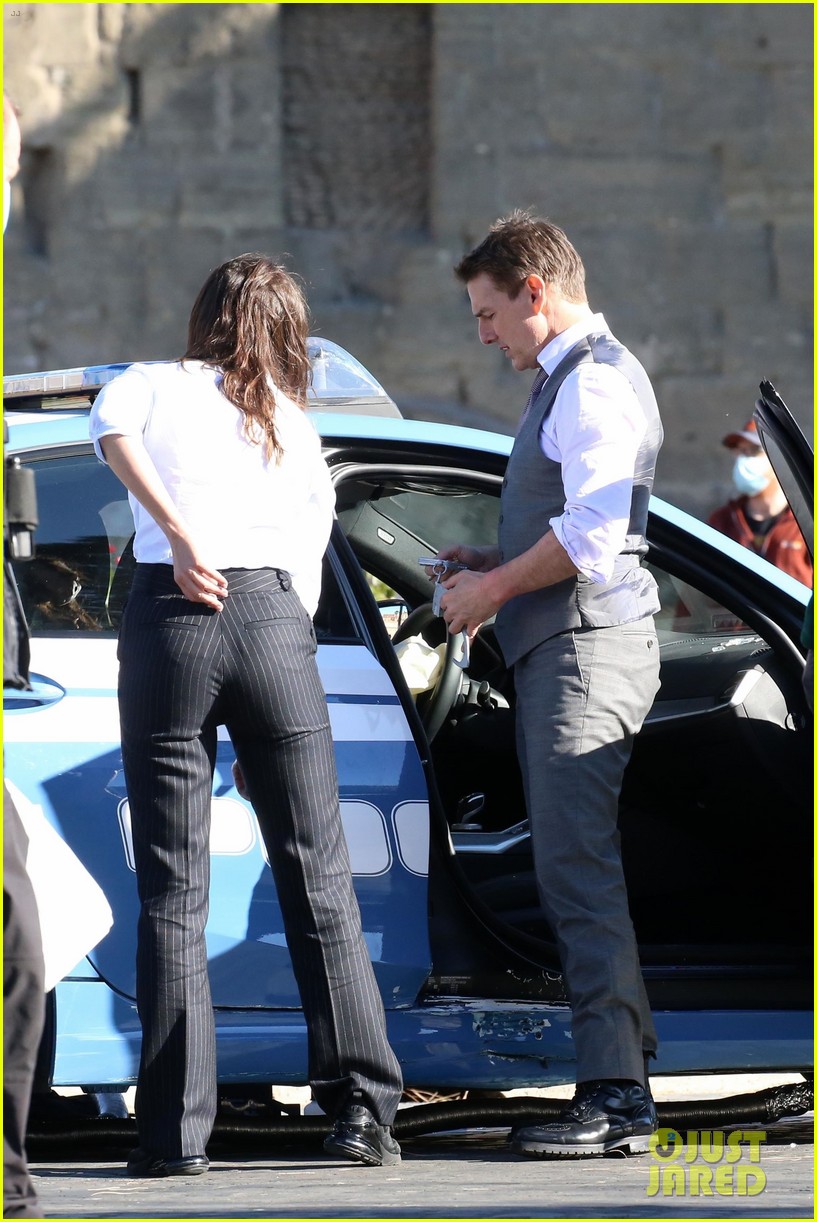 tom cruise hayley atwell handcuffed together mission impossible 04