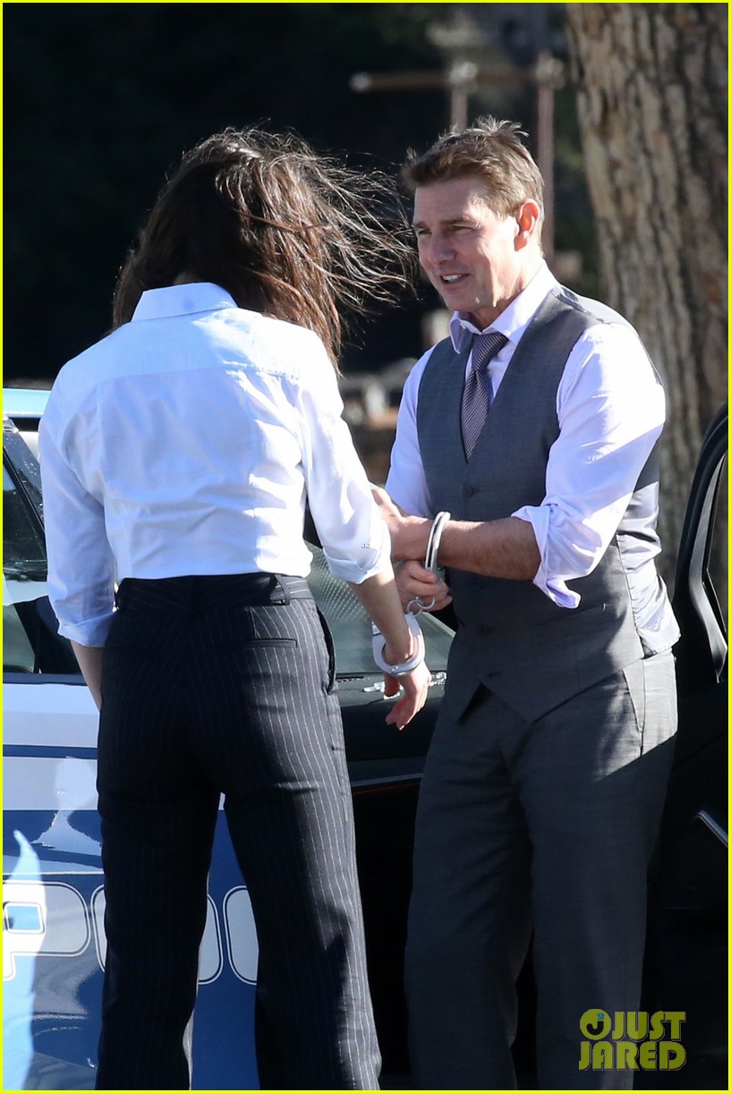 tom cruise hayley atwell handcuffed together mission impossible 07