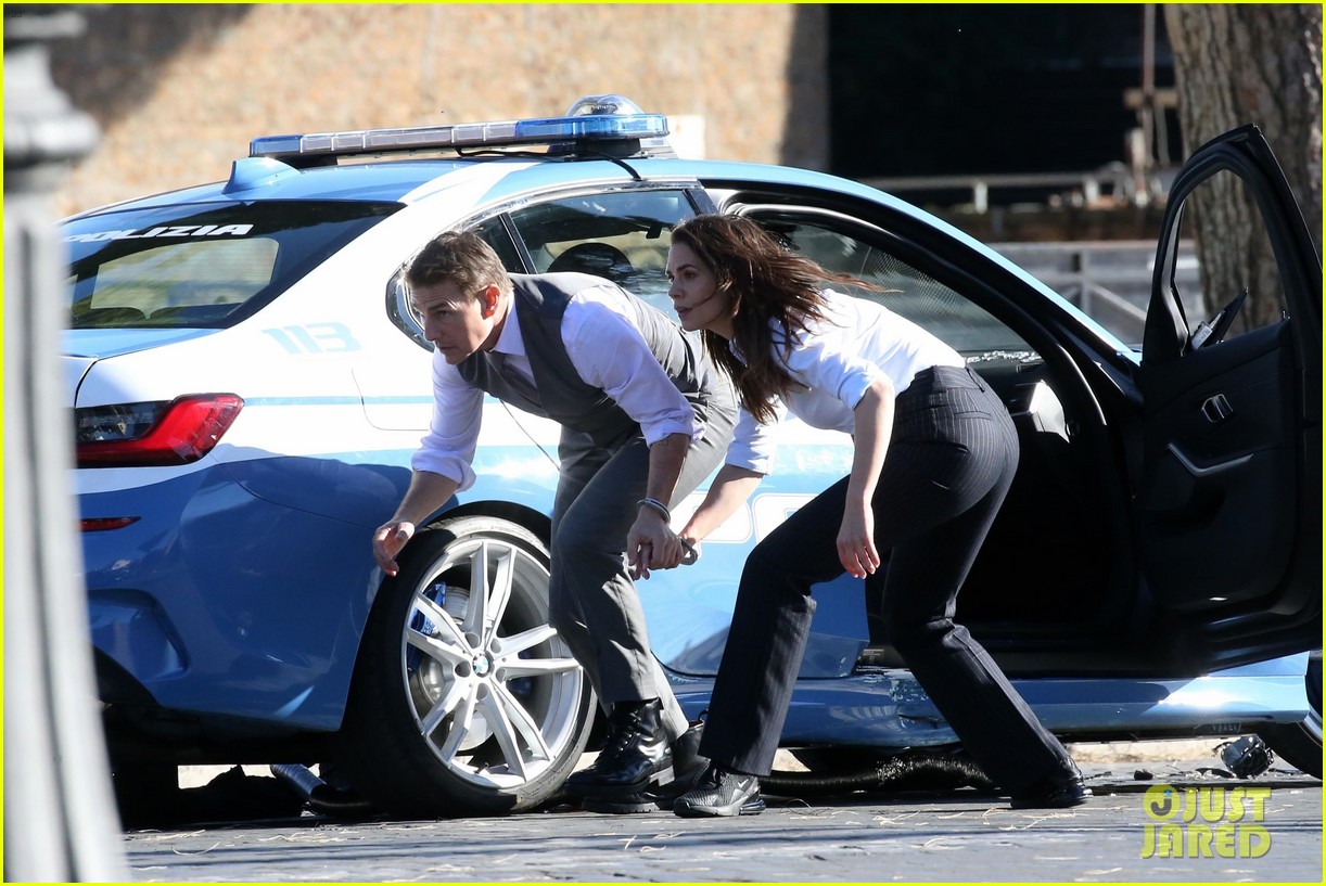 tom cruise hayley atwell handcuffed together mission impossible 404502291