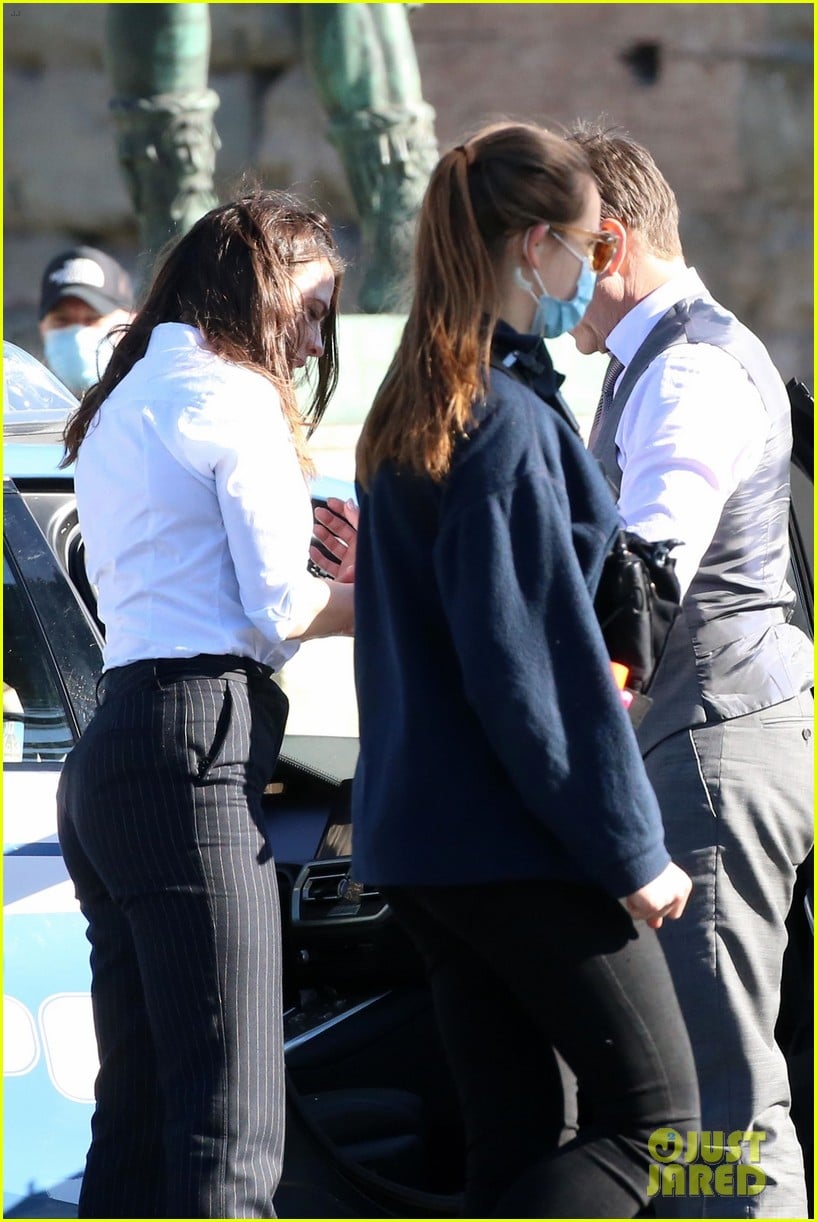 tom cruise hayley atwell handcuffed together mission impossible 41