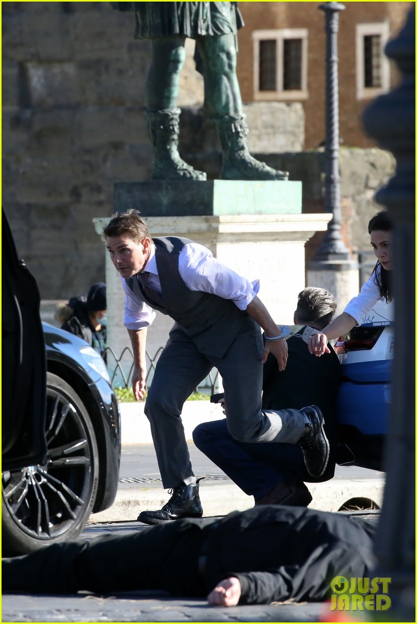 tom cruise hayley atwell handcuffed together mission impossible 484502299