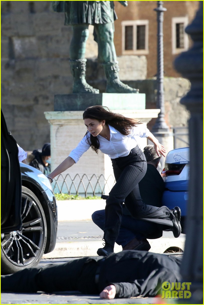 tom cruise hayley atwell handcuffed together mission impossible 494502300