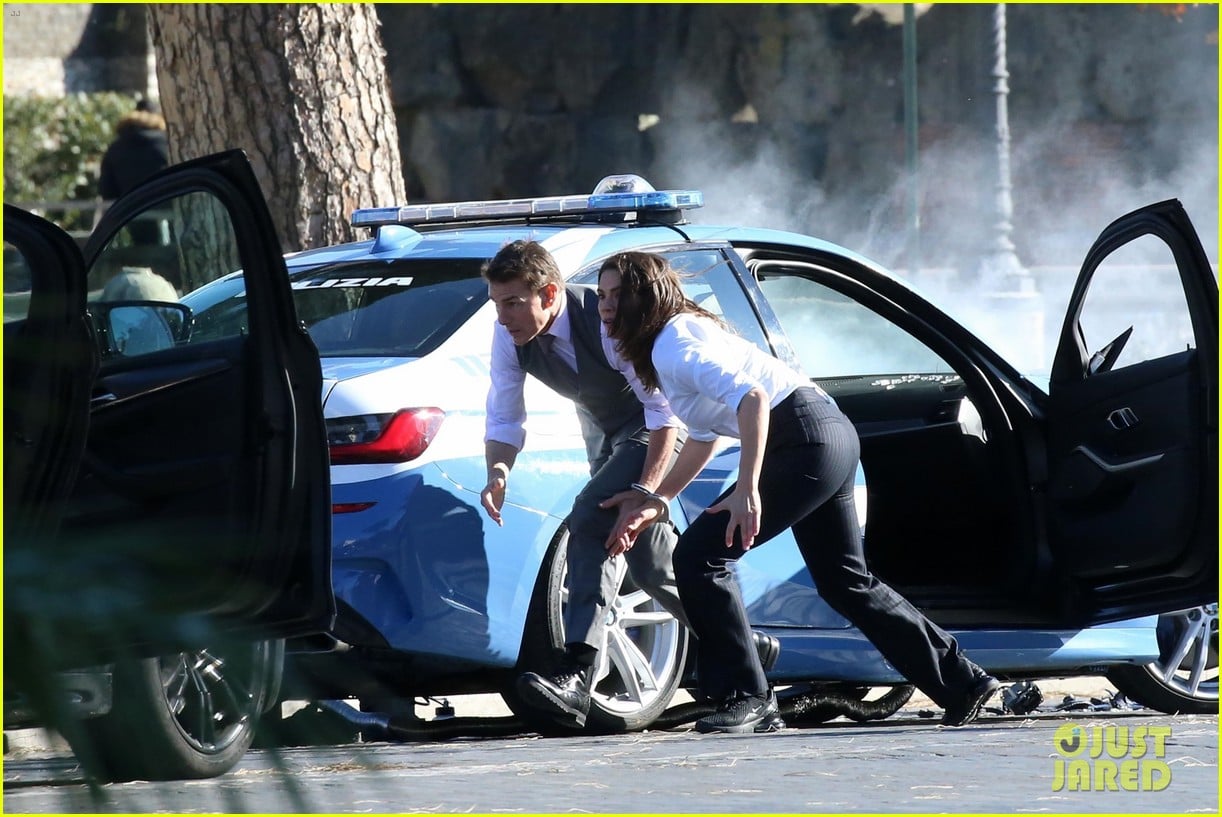 tom cruise hayley atwell handcuffed together mission impossible 594502310