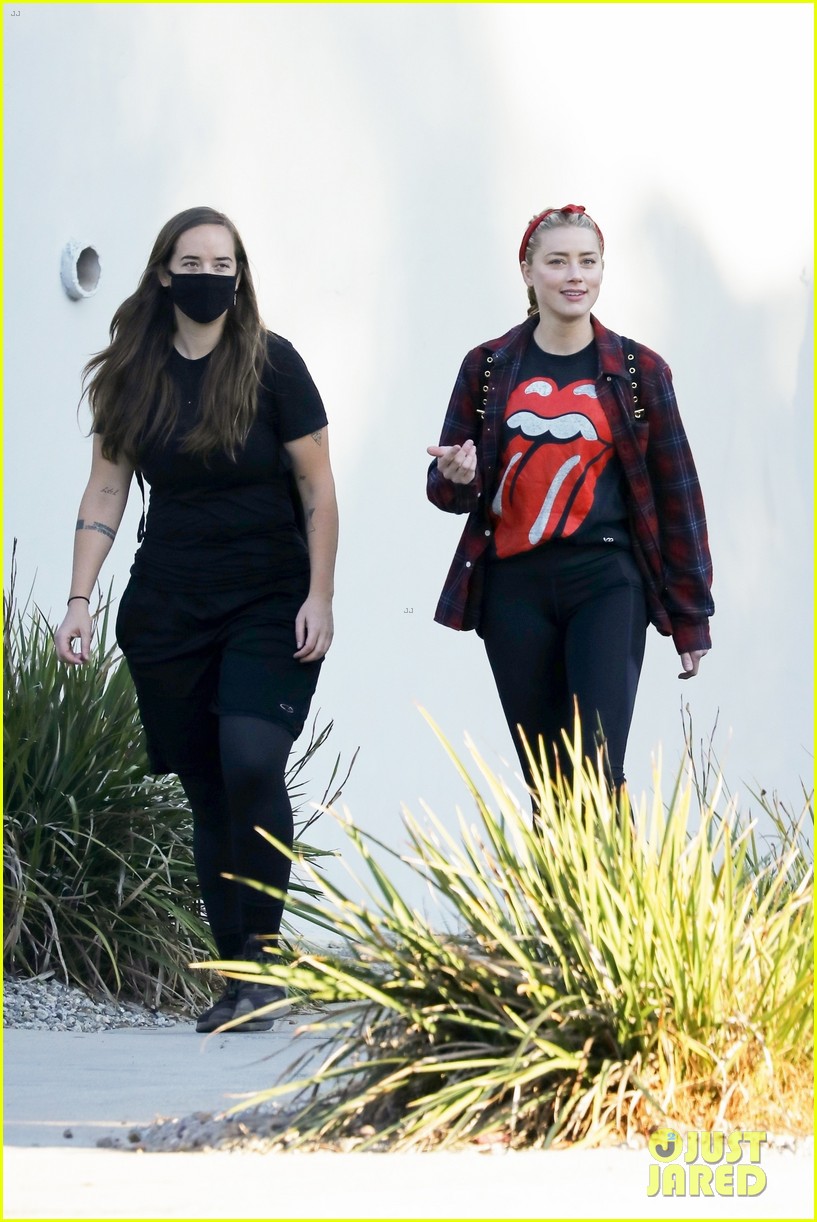 amber heard all smiles hanging out with a friend 014501733