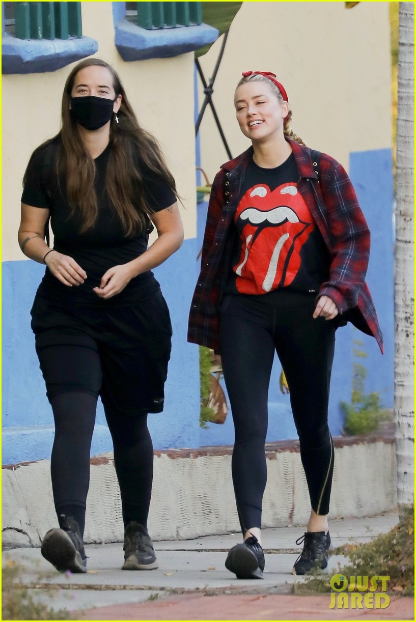 amber heard all smiles hanging out with a friend 034501735