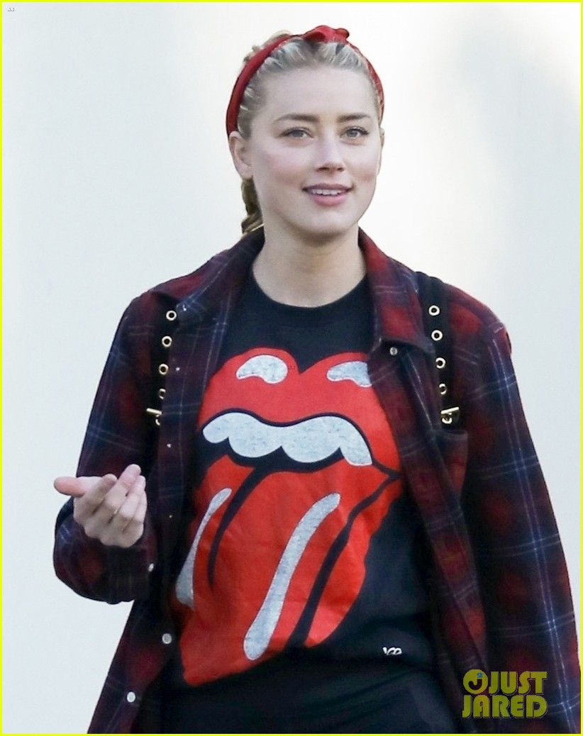 amber heard all smiles hanging out with a friend 044501736