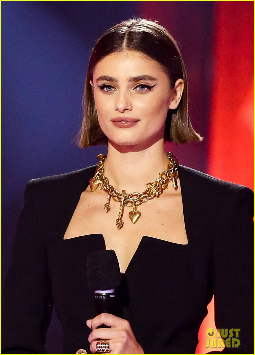 taylor hill in versace cma awards 2020 084499997