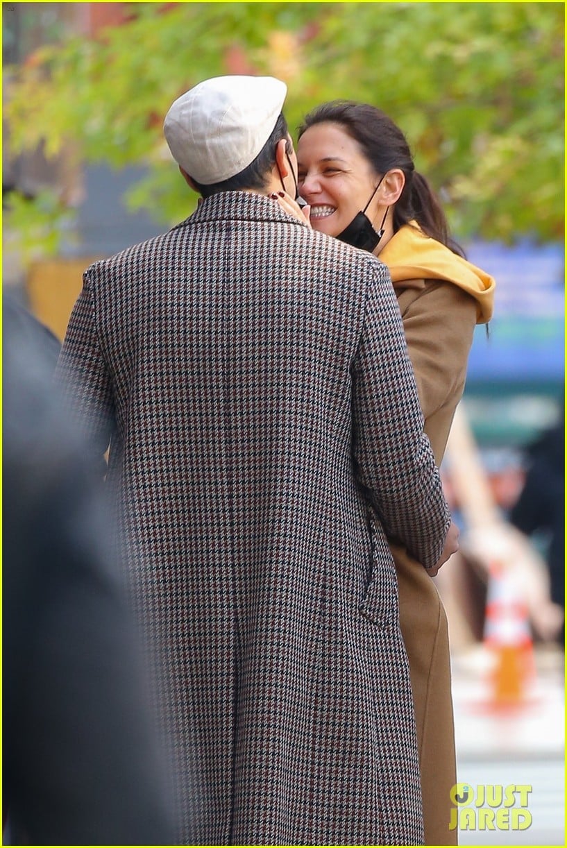 Katie Holmes Kisses Emilio Vitolo Jr, Looks So Happy with Him! Photo