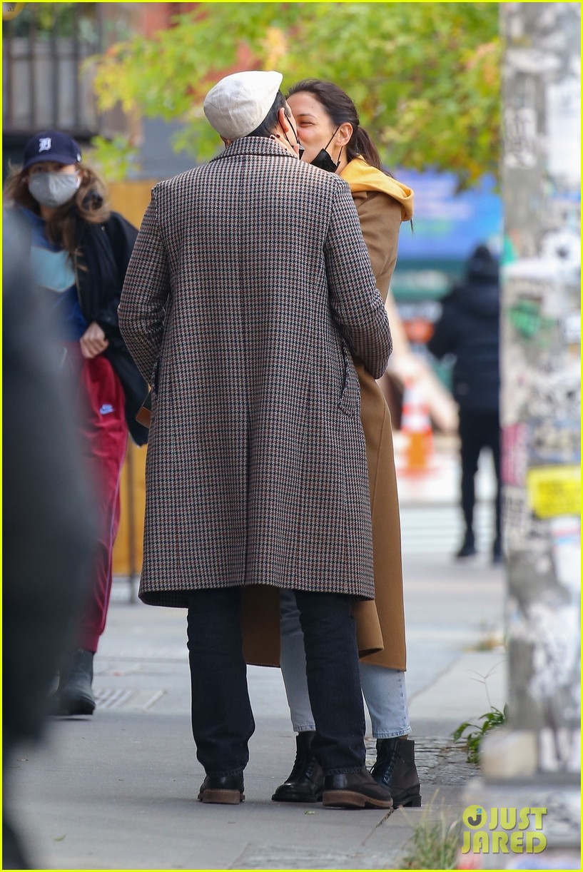 Katie Holmes Kisses Emilio Vitolo Jr, Looks So Happy with Him! Photo