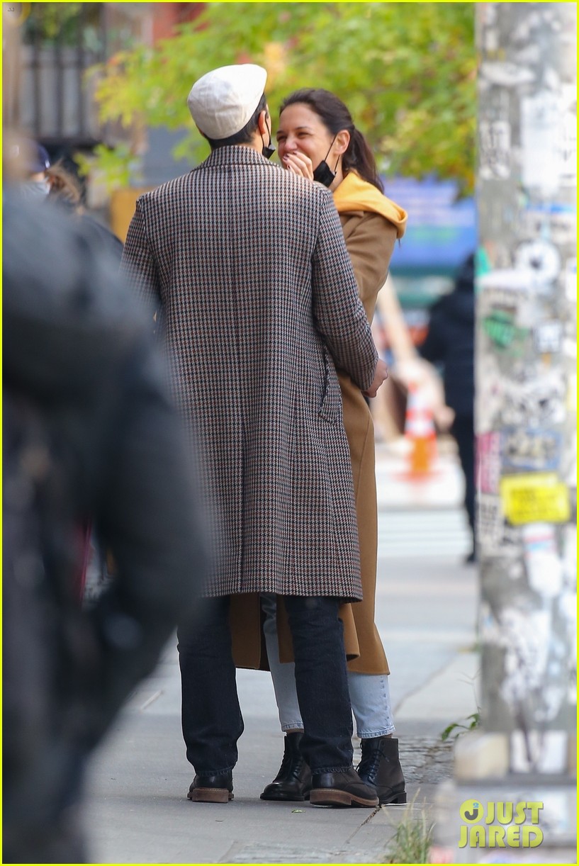 Katie Holmes Kisses Emilio Vitolo Jr, Looks So Happy with Him! Photo