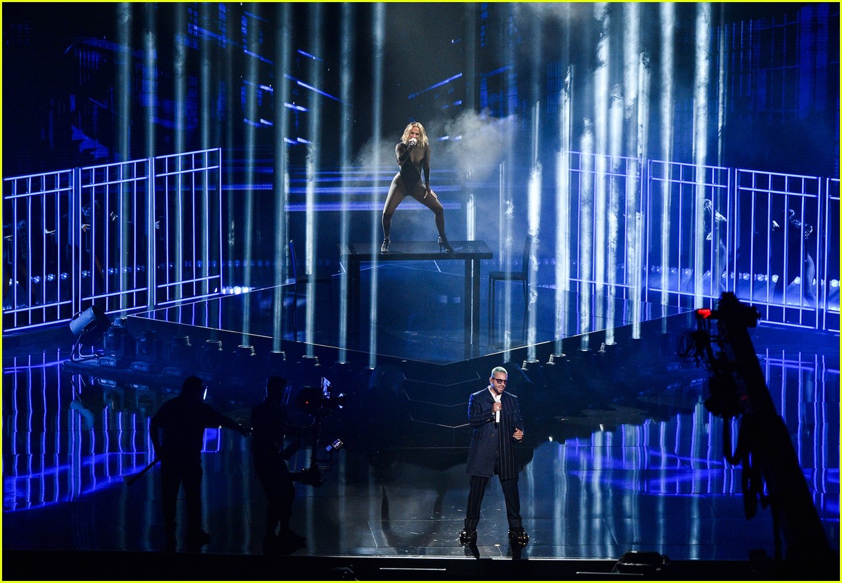 Jennifer Lopez & Maluma Definitely Had the Sexiest Performance at AMAs(02)