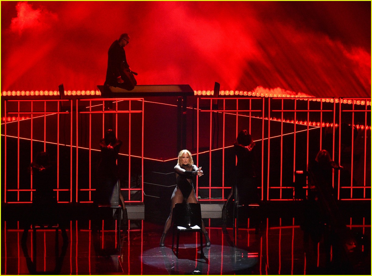 Jennifer Lopez & Maluma Definitely Had the Sexiest Performance at AMAs