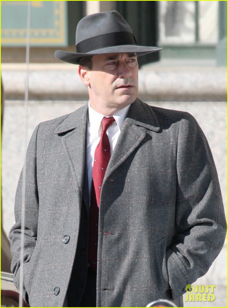 jon hamm gets into character filming no sudden move detroit 05