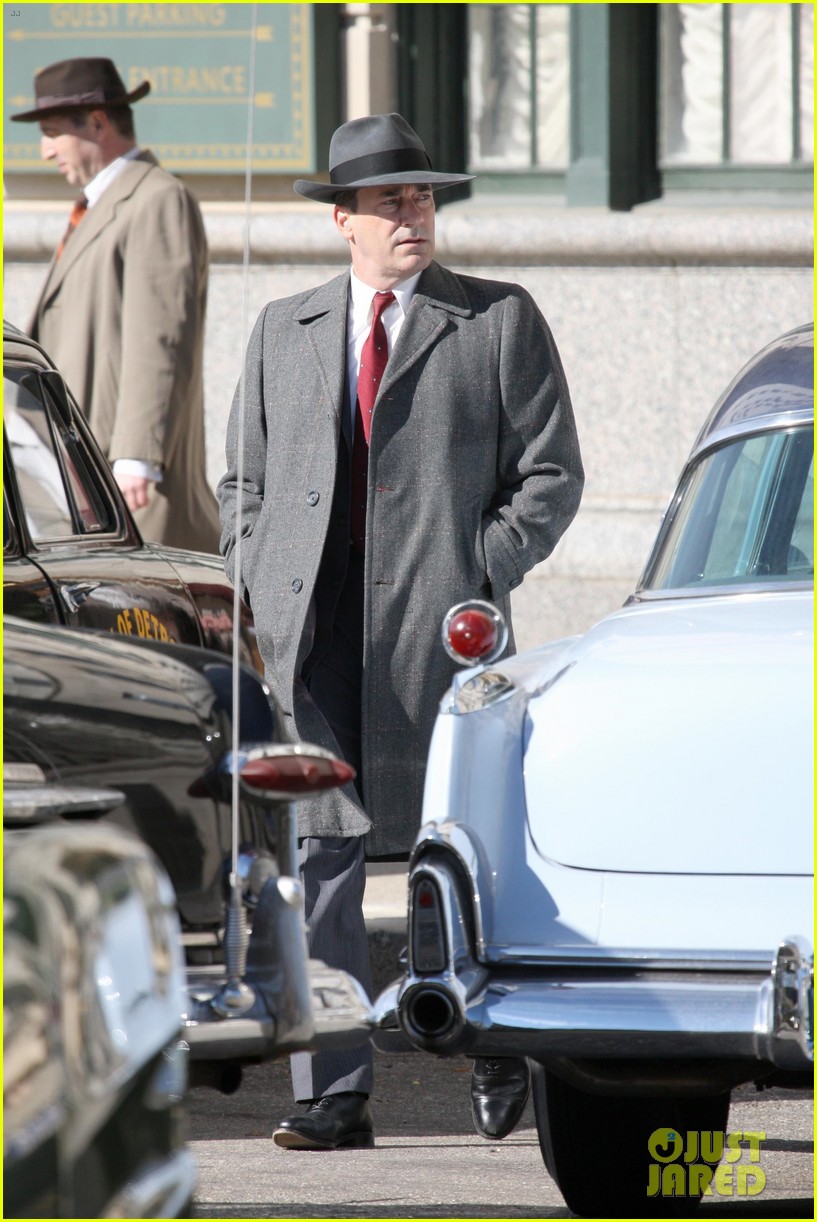 jon hamm gets into character filming no sudden move detroit 07