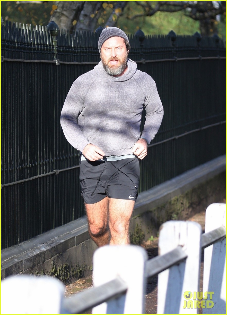 jude law shows off bushy beard while jogging 04
