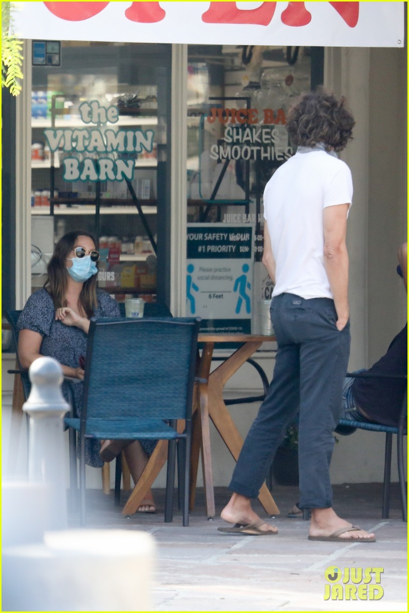 leighton meester lunch with adam brody friend 184498146