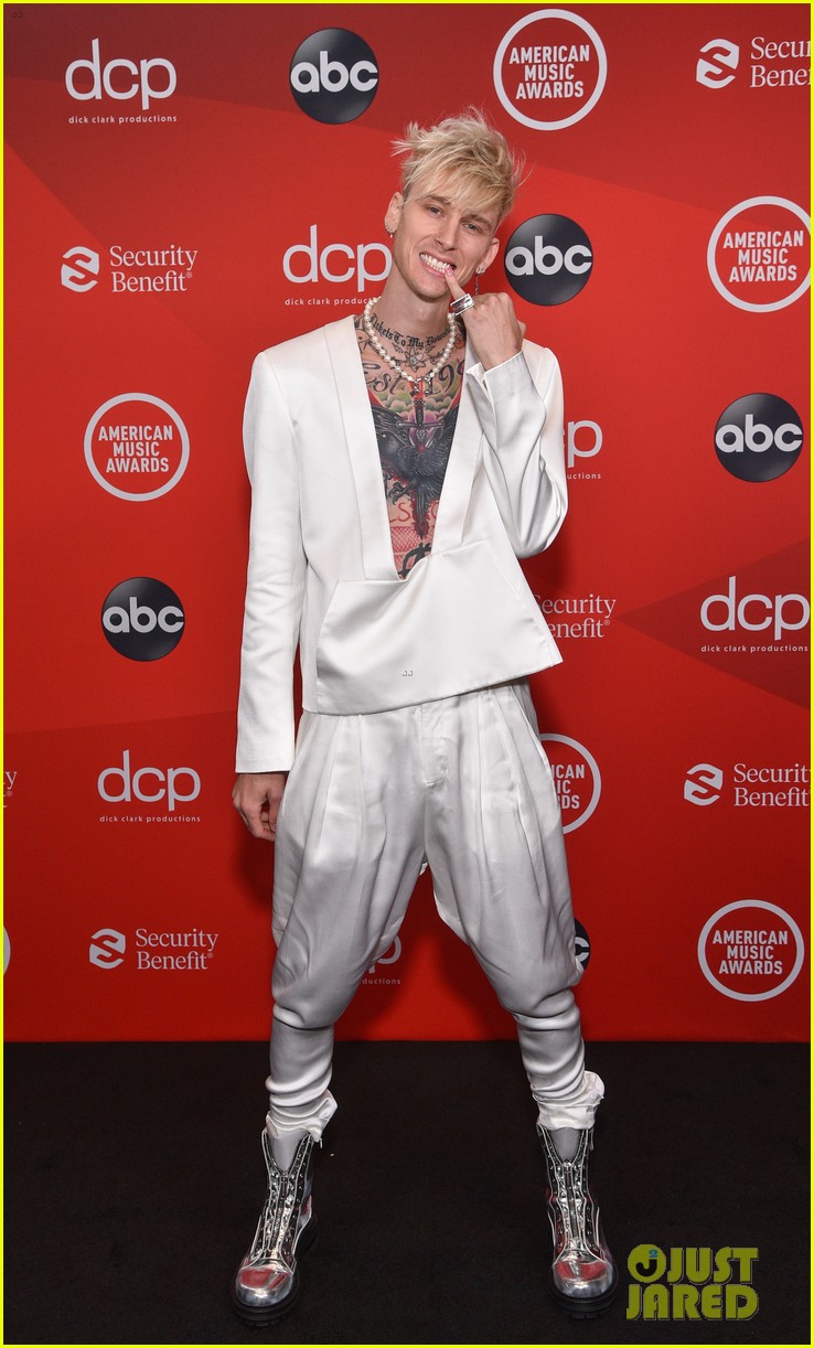 Megan Fox & Machine Gun Kelly Make Red Carpet Debut at American Music ...