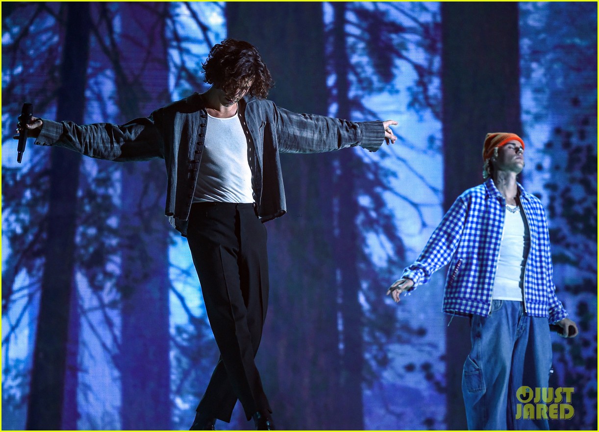 Justin Bieber & Shawn Mendes Perform New Song 'Monster' for First Time(01)