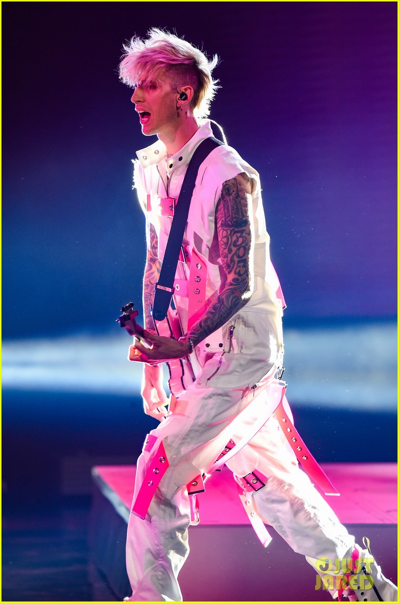 Megan Fox Introduces Machine Gun Kelly's Performance at American Music(01)