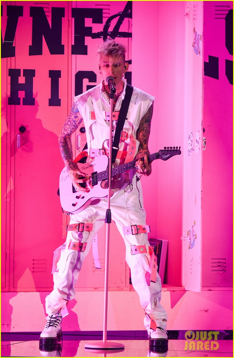 Megan Fox Introduces Machine Gun Kelly's Performance at American Music(02)