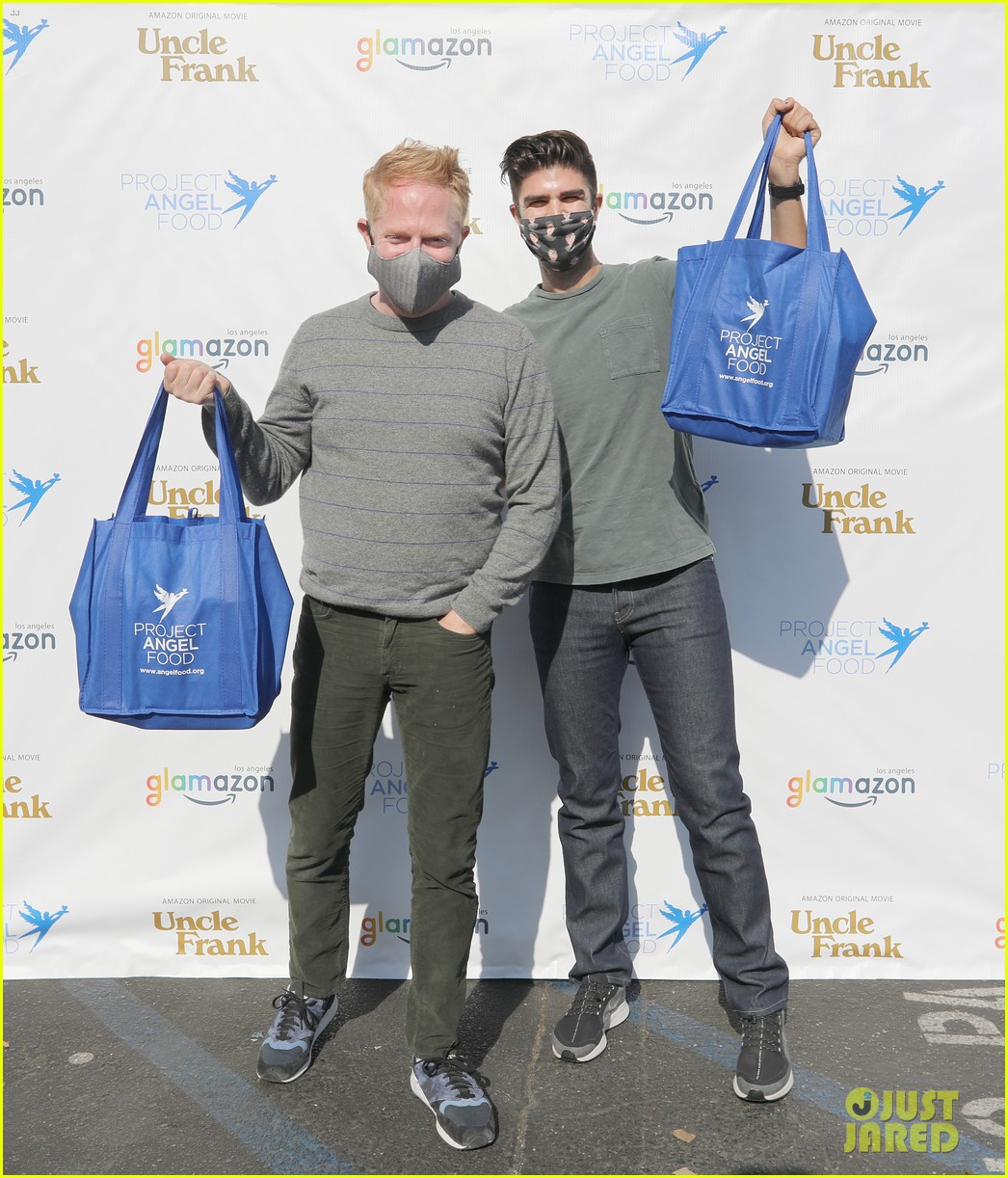 jesse tyler ferguson justin mikita help hand out food ahead of thanksgiving 124503797