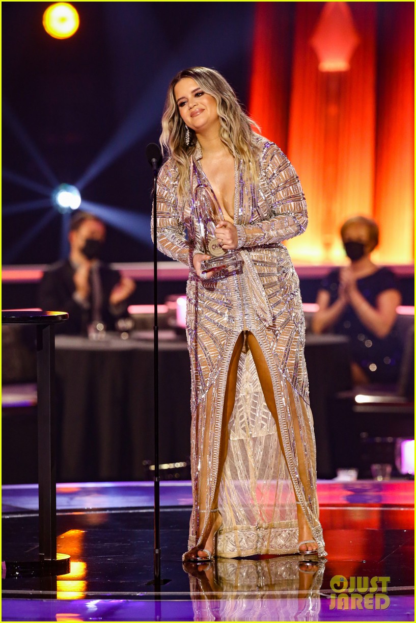 maren morris wins female vocalist of the year at cma awards 01