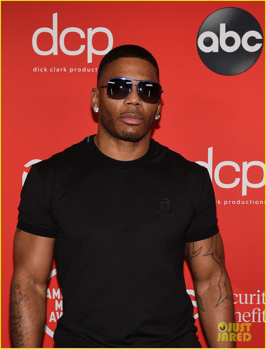 nelly rocks shades on red carpet amas 054502601