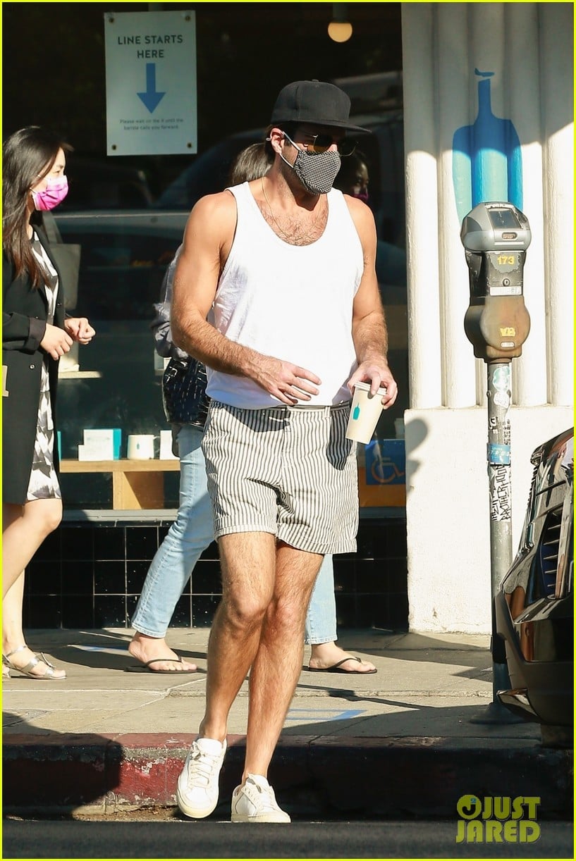 zachary quinto shows off toned arms while on coffee run 014498015