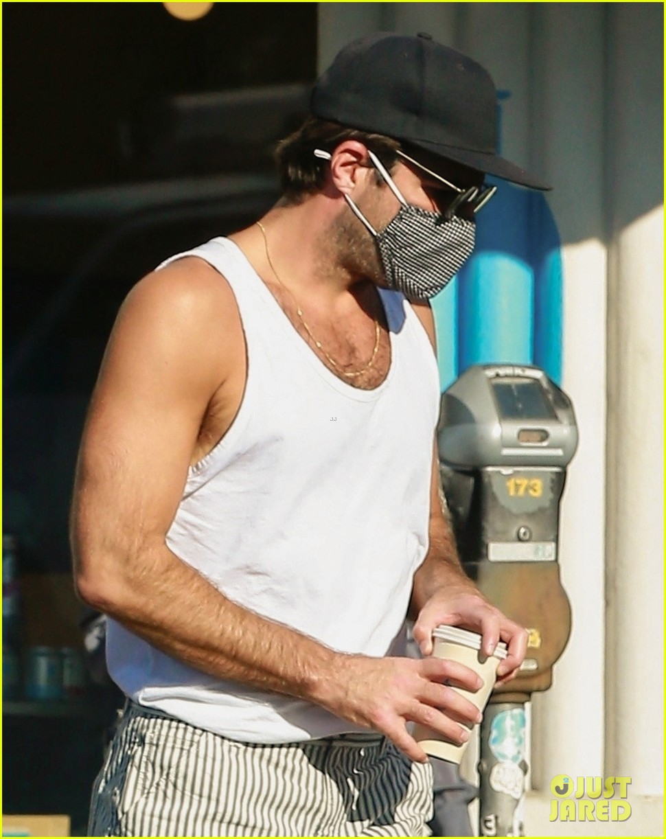 zachary quinto shows off toned arms while on coffee run 024498016