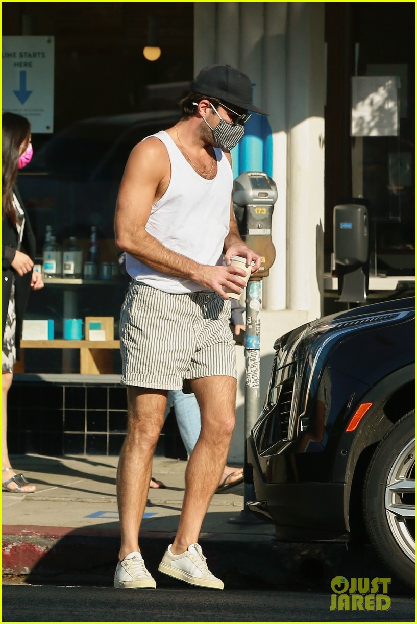 zachary quinto shows off toned arms while on coffee run 054498019