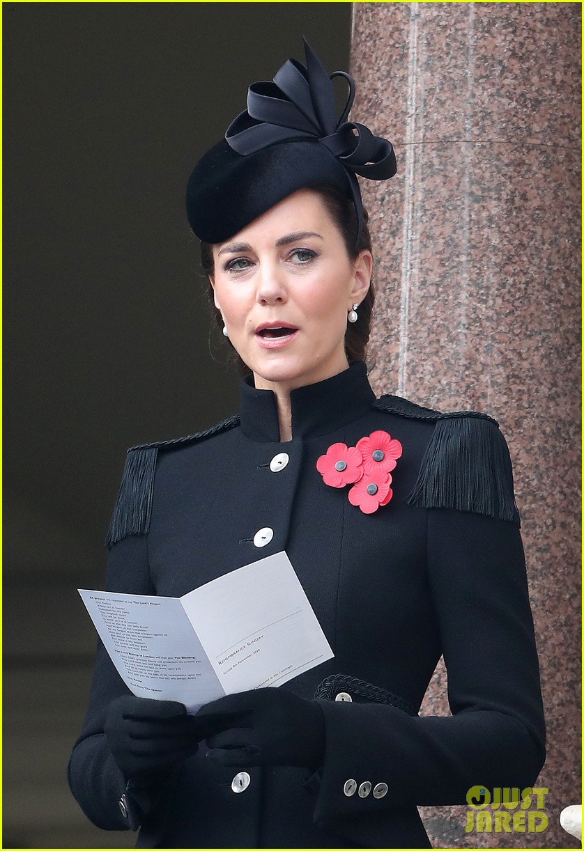 Prince William & Kate Middleton Join Queen Elizabeth for Remembrance(02)