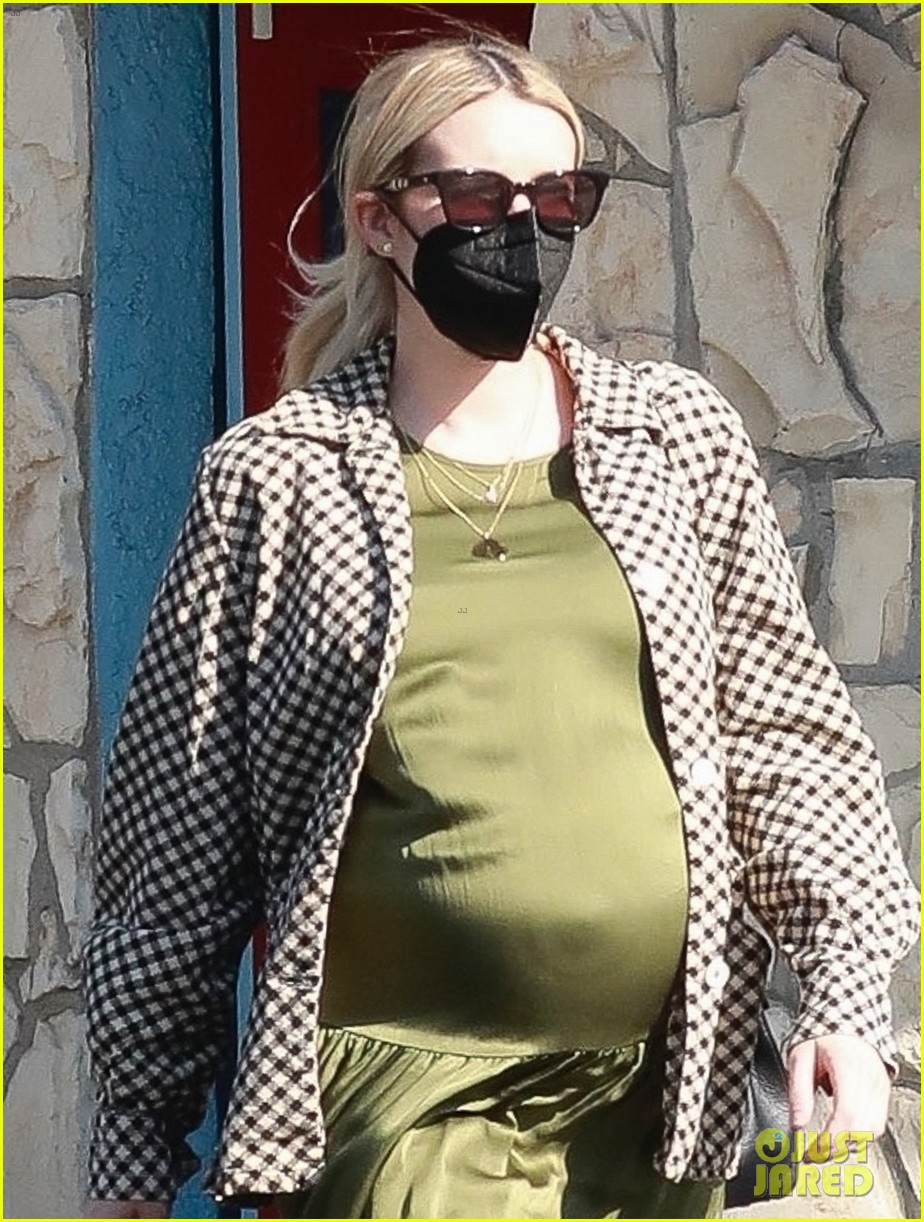 emma roberts shows off cool pregnancy style 044500768