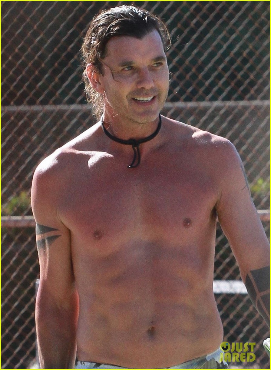 gavin rossdale bares his abs playing tennis 02