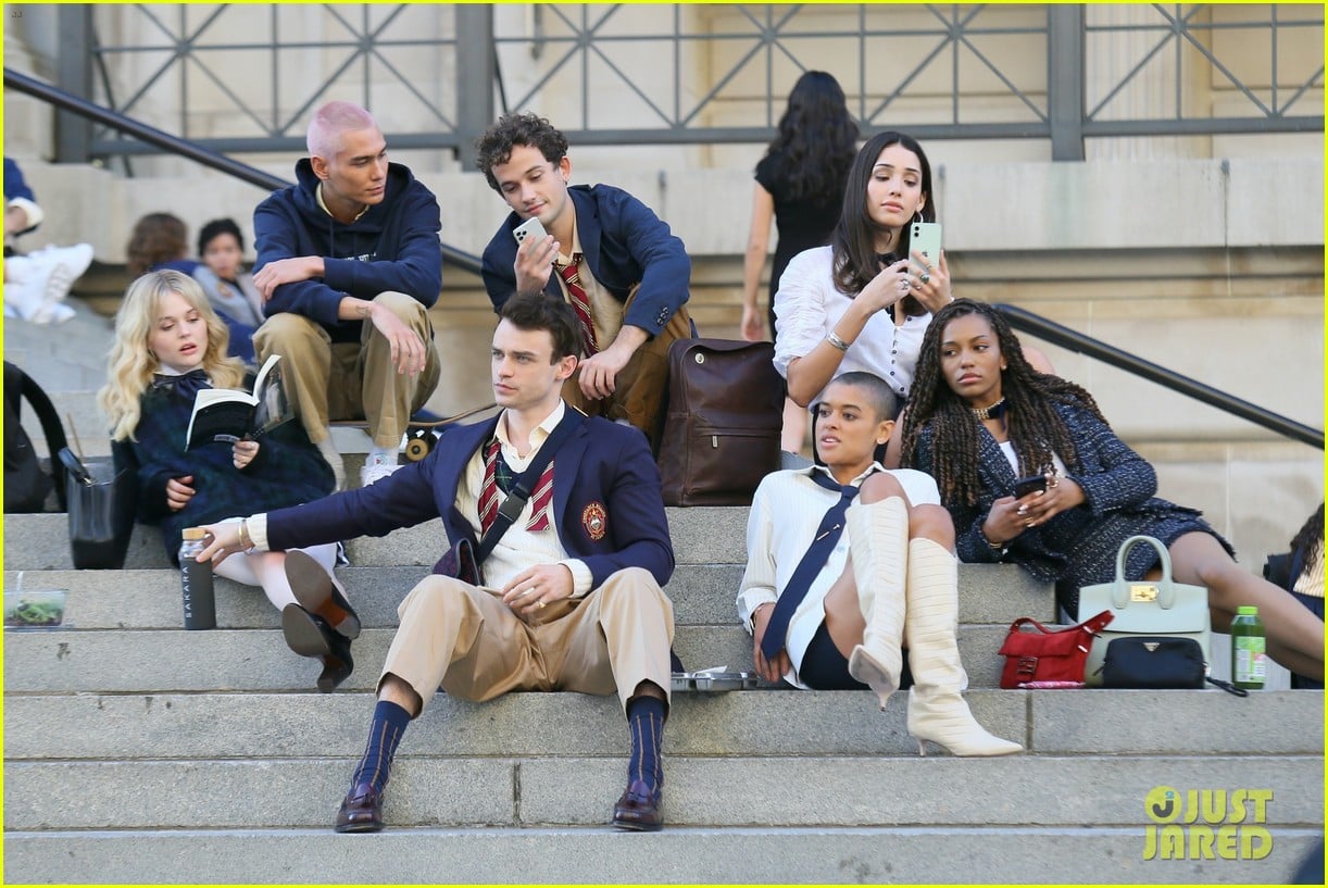 you have to see these new pics of thomas doherty gossip girl cast filming on the steps 09
