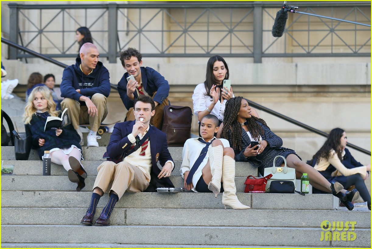 you have to see these new pics of thomas doherty gossip girl cast filming on the steps 10