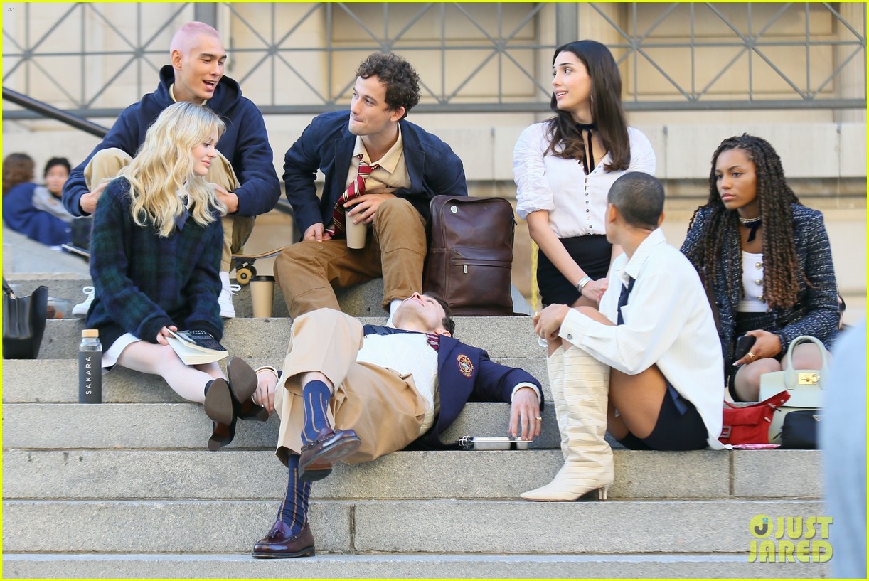 you have to see these new pics of thomas doherty gossip girl cast filming on the steps 144499454