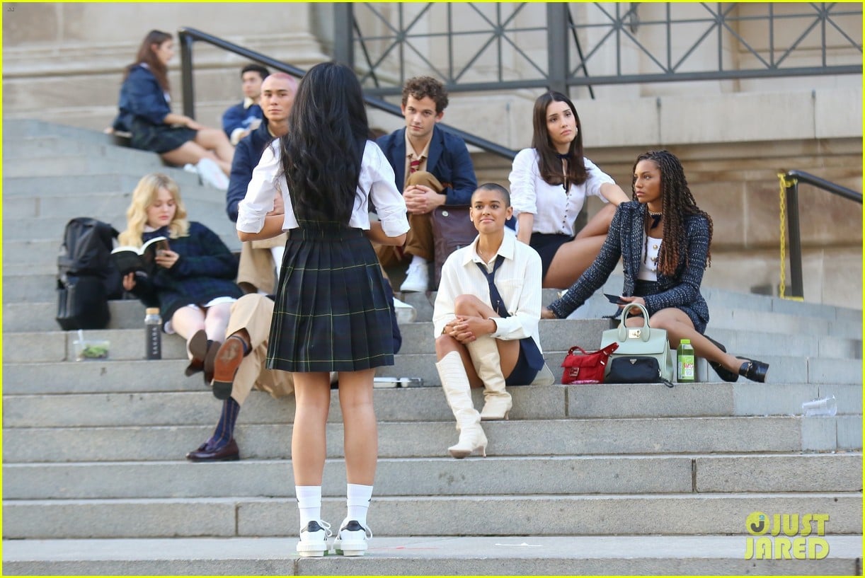 you have to see these new pics of thomas doherty gossip girl cast filming on the steps 26