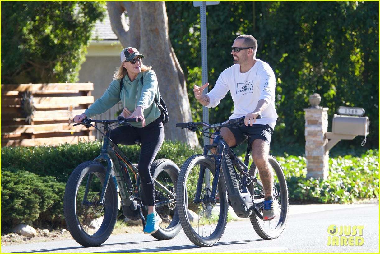 robin wright bike ride with husband 05