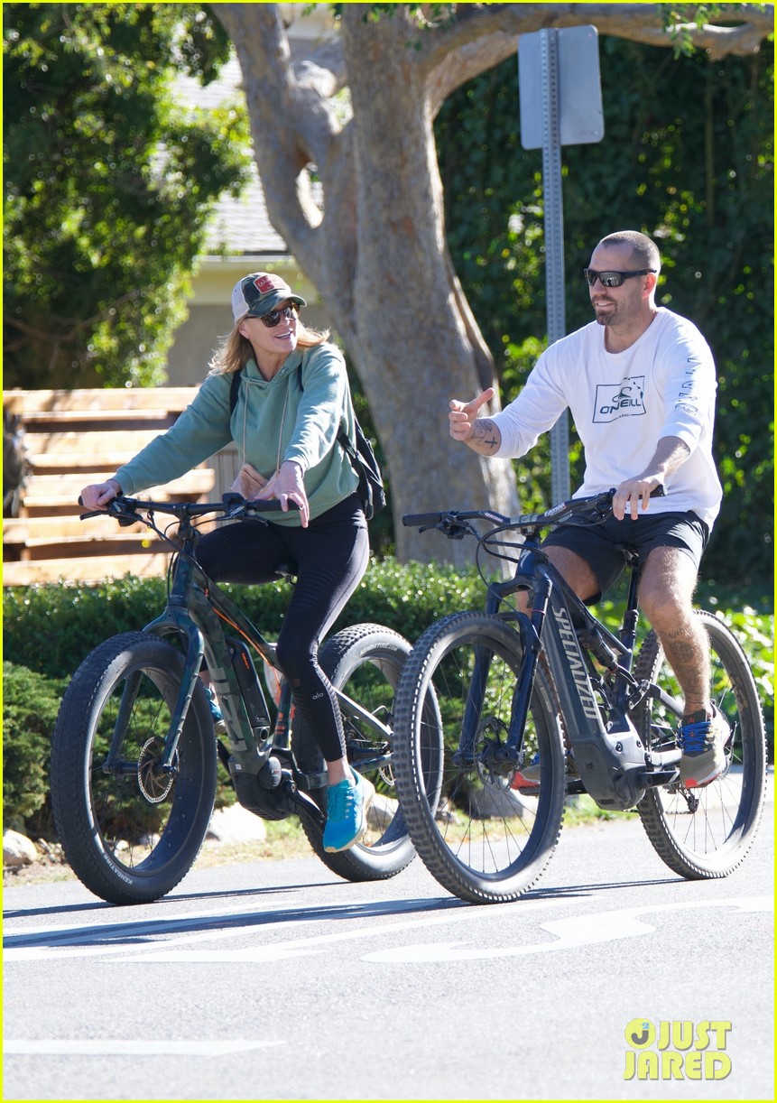 robin wright bike ride with husband 11