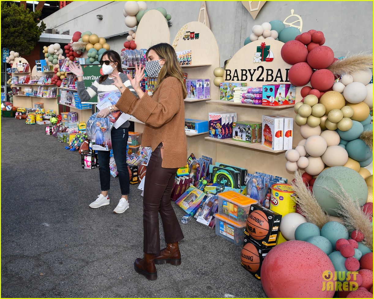 Jennifer Garner, Jessica Alba & Paltrow Hand Out Gifts During