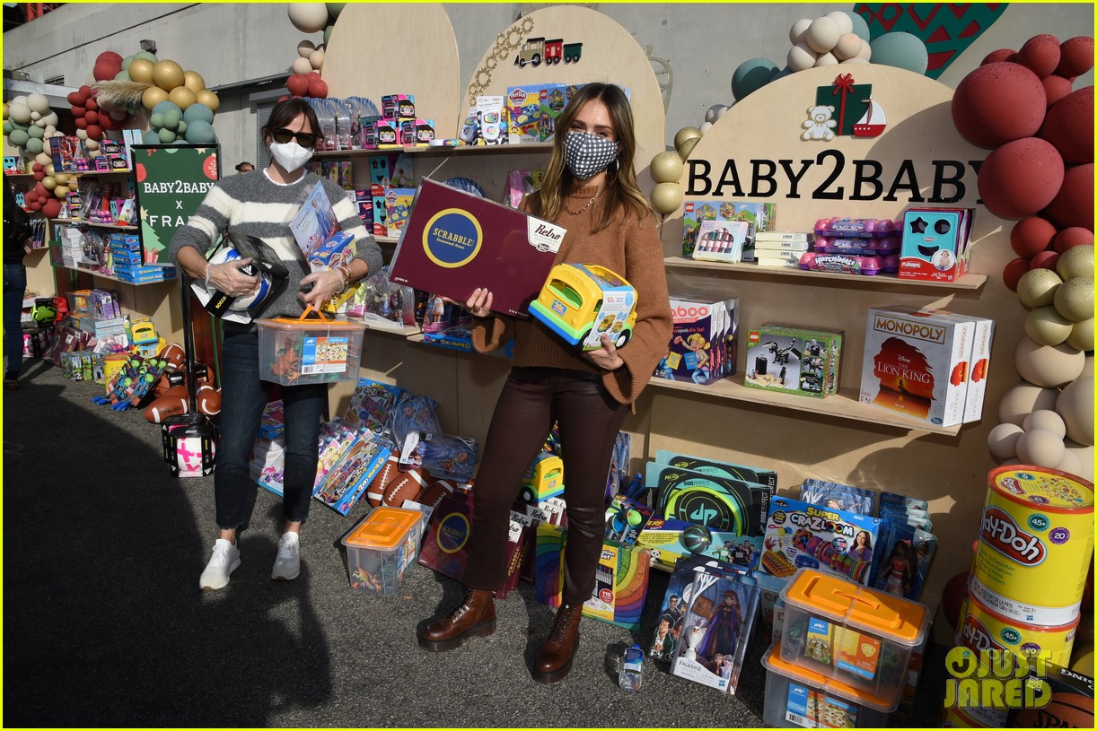 Jennifer Garner, Jessica Alba & Paltrow Hand Out Gifts During