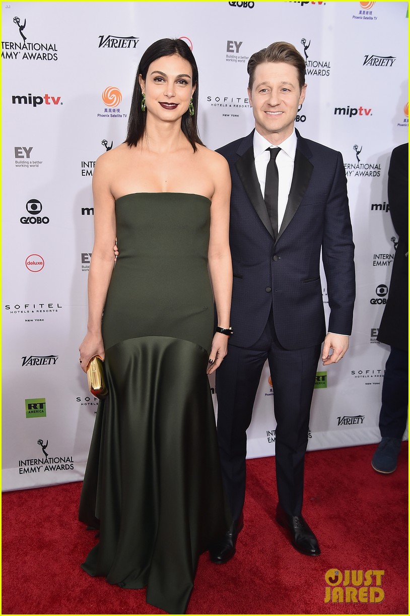 morena baccarin expecting with ben mckenzie 044507899