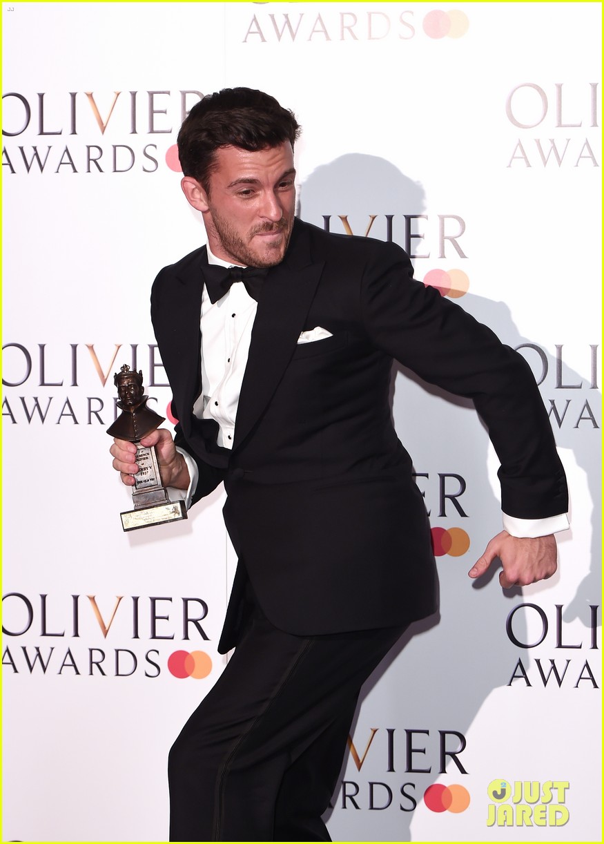 jonathan bailey on being gay actor 144512709