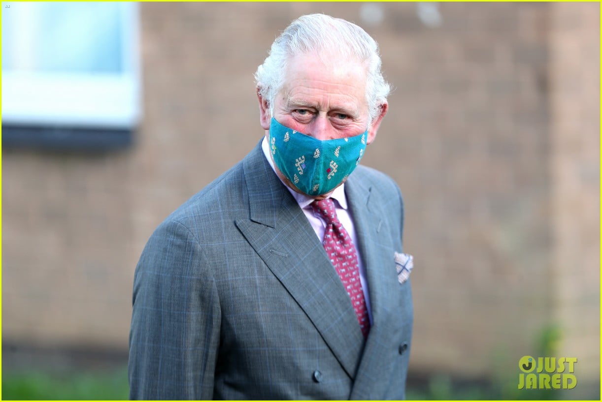prince charles talks covid vaccine during hospital visit with camilla 044509574