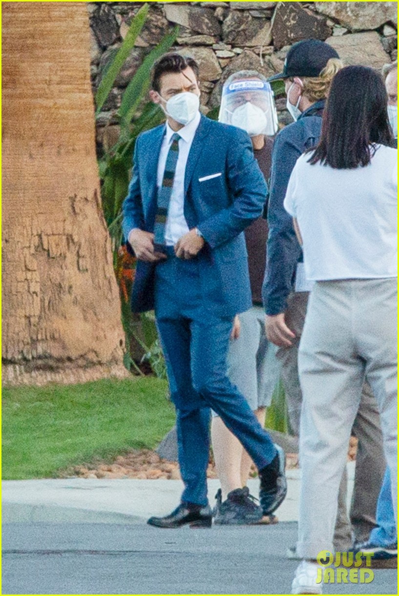harry styles looks dapper in two suits on dont worry darling set in palm springs 054505077