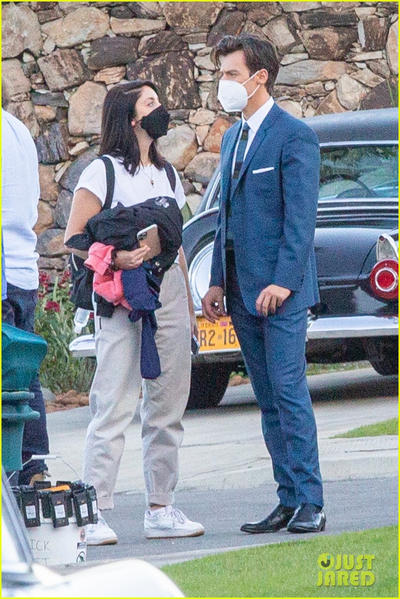 harry styles looks dapper in two suits on dont worry darling set in palm springs 064505078