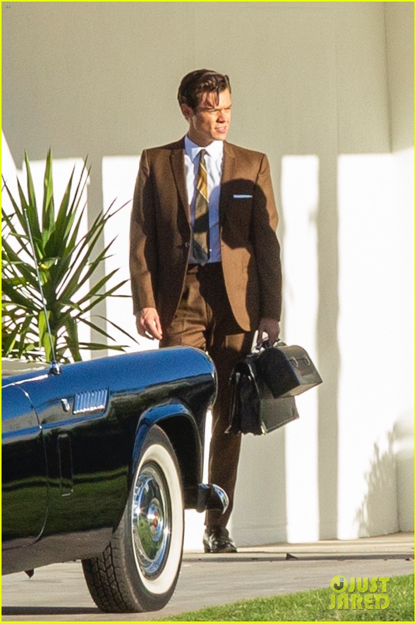 harry styles looks dapper in two suits on dont worry darling set in palm springs 164505088